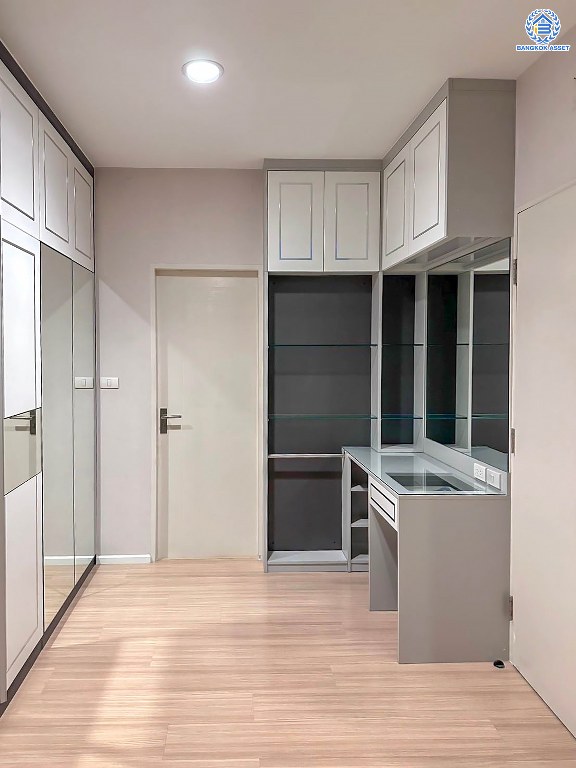 *****ทาวน์โฮม 3 ชั้นมือสอง โครงการ บ้านกลางเมือง งามวงศ์วาน หลังมุม เนื้อที่ 26.10 ตร.ว. ฟังก์ชัน 3 ห้องนอน 3 ห้องน้ำ 2 ที่จอดรถ บ้านสภาพดีเยี่ยม พร้อมเข้าอยู่ได้เลย โครงการบนทำเลเดินทางสะดวก เชื่อมต่อถนนวิภาวดี-รังสิต ถนนประชาชื่น ถนนงามวงศ์วาน ใกล้เดอะมอลล์ ไลฟ์สโตร์ งามวงศ์วาน